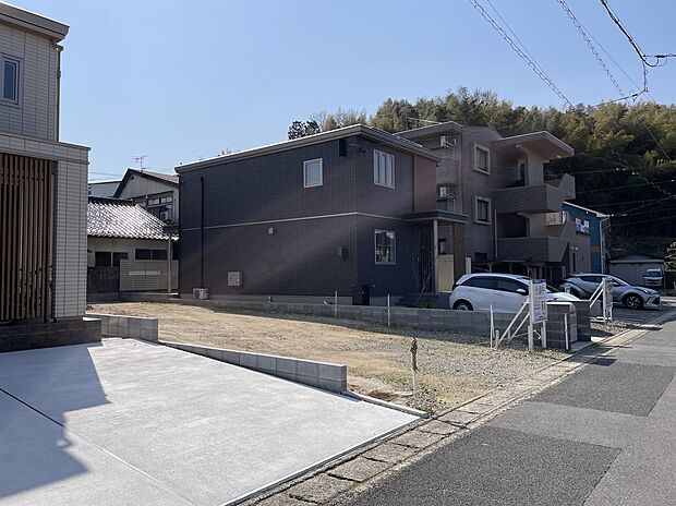 子育て世帯も安心の環境。小・中学校が近く、通学・通園も便利で、家族みんなが安心して暮らせる立地です。