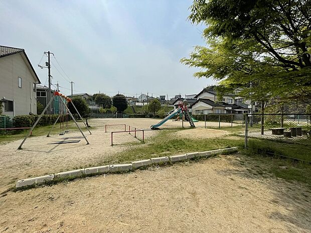 隣接地に公園が広がり、自然を身近に感じられる住環境。お子様の遊び場や気軽なリフレッシュにも最適な立地です。