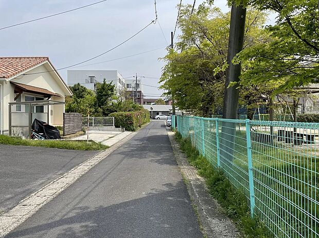 車通りの少ない道路で、散歩やお子様の外遊びも安心。落ち着いた環境でゆったりとした時間が流れます。