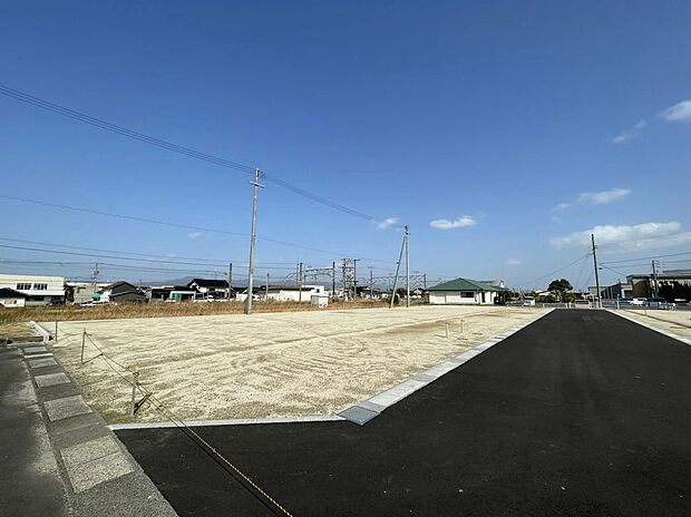 北側区画
自転車や歩行者もゆとりをもって通行可能。すれ違いもしやすく、日常の移動も快適な環境です。