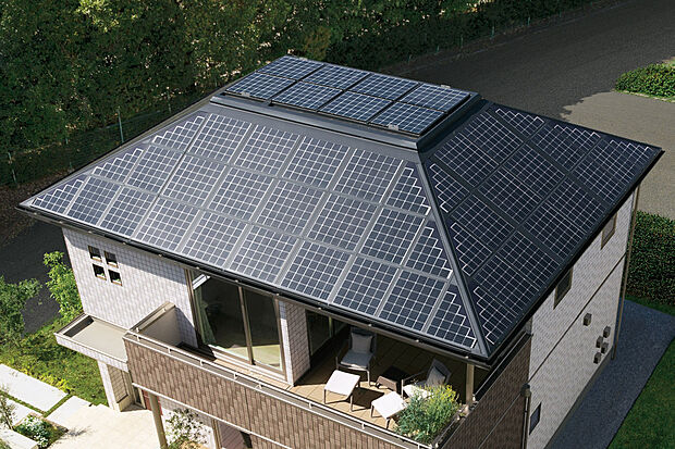 【太陽光発電システム（7.09kW）】(1)もしもの災害時でも日中電気を使える安心。
(2)ソーラー発電で月々の光熱費が抑えられます。
(3)テレワークで自宅の電力消費が増えても安心。
(4)自宅で電気を作って暮らすエコな暮らしをサポート
※メーカーのモデルチェンジにより、形状が変更となる場合があります。
(1)※事前に計画したコンセントでのみ電力使用が可能です。同時に使用できる電力には限りがあります。