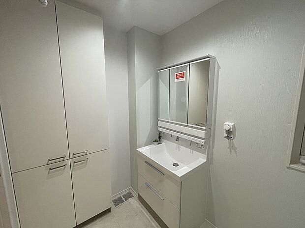 【洗面脱衣室】日々の快適さにこだわった洗面化粧台と収納