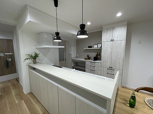 【キッチン】豊富な収納力も魅力的なカウンターキッチン＆カップボード