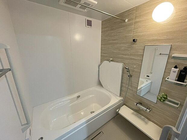 【浴室】浴室はゆとりある1坪サイズで、家族のリラックスタイムに最適。白を基調とした清潔感あふれる空間で、明るく心地よいバスタイムを演出します。