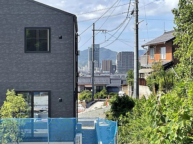 【現地写真】周囲を見渡せる開放的な立地で、視界が広がり心地よい空間。圧迫感が少なく、のびやかな暮らしを感じられます。