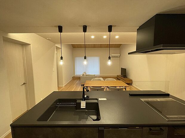 【キッチン】LDKは家族の繋がりを感じられる団欒スペース。対面キッチンで料理をしながら家族との会話を楽しめます♪食器洗い乾燥機も設置されており日々の家事をサポート。