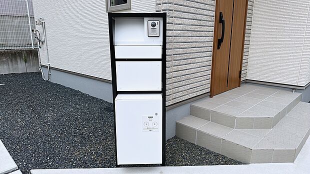 【宅配ボックス】宅配ボックスもスマホと連動！
家に近づいたら荷物の着荷を再度プッシュでお知らせしてくれるので、取り忘れ防止をサポートしてくれます。