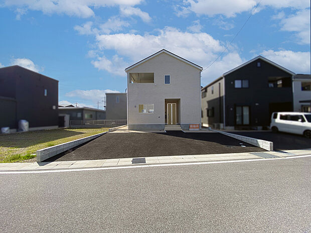 【外観】シンプルで洗練された外観デザインは街並みに美しく調和しつつ存在感を放ち、落ち着きと上質さを感じさせる住まいを演出します。