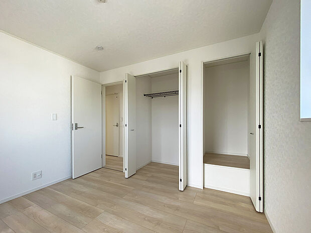 【4LDK】全居室5帖以上のゆとりある設計で、それぞれの部屋を寝室や子ども部屋、ワークスペースなど用途に合わせて無理なく活用できます。家具配置もしやすく、プライベート空間をしっかり確保できる住みやすさが魅力です。