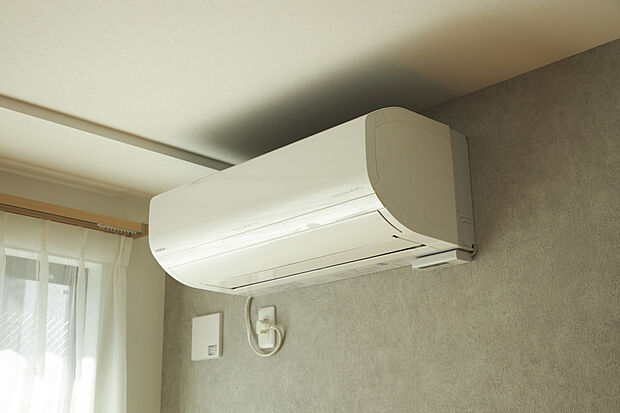 【リビング・ダイニングに「エアコン」】日差しの変化を見分けて、快適＆省エネを実現するエアコンをリビング・ダイニングに標準設置しています。