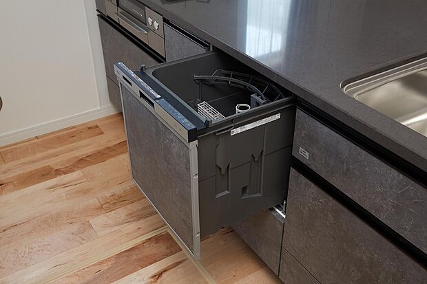 【食器洗い乾燥機】シンクの下に収納するビルトイン食器洗浄乾燥機。キッチンをすっきりさせることができるうえに、家事の時短になり便利。節水タイプなので経済的。運転音が気にならない低騒音設計です。