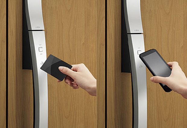 【玄関カードキー（カザスプラス）】玄関ドアのボタンを押してカードや携帯をかざすだけで解錠するツーアクションスタイル。通過した後は自動でロックされ、閉め忘れが無い安全セキュリティシステムです。