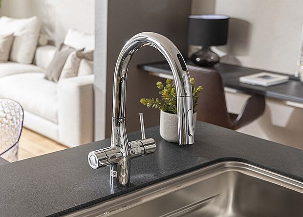 【タッチレスグース型浄水栓】家事の負担を軽減するタッチレスの機能的な浄水器付きハンズフリー水栓を全棟標準装備。デザインと機能が一体になった段差のないスタイリッシュなスパウトデザイン。 