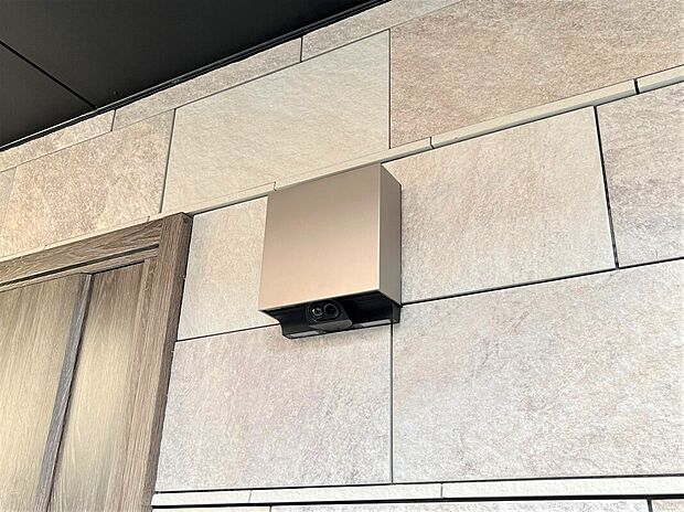 【防犯カメラ】人感センサー、LEDライトを内蔵した防犯カメラを採用。住宅に調和するデザインでありながら、映像はドアホンや外出先でスマホからも録画映像が確認でき安心です。