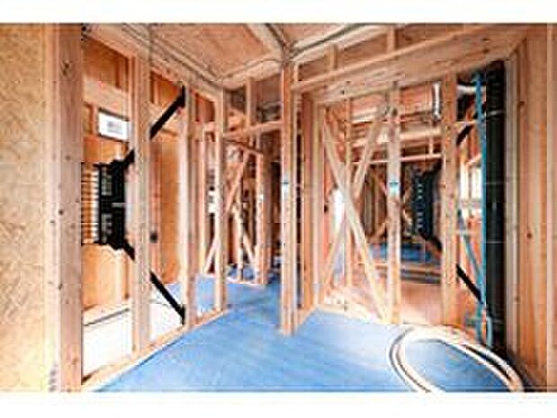 【ハイブリッドキューブ工法】制振性能をもつ壁倍率5倍の制振ダンパー耐震壁「延樹・ブランチ」を組み合わせることで、建物の揺れを吸収。繰返し発生する大地震から建物の損壊を軽減し、建物の長寿化にも貢献します。