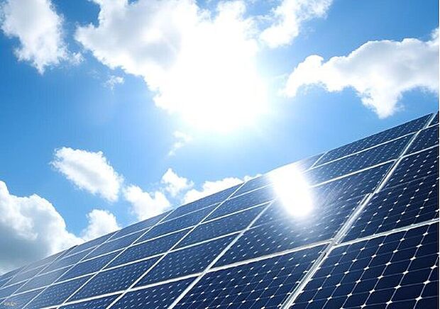 【太陽光発電システム】環境とエコに貢献できる太陽光パネルを全棟標準装備。光熱費の節約や非常時の電源確保など、快適と安心な生活をバックアップします。