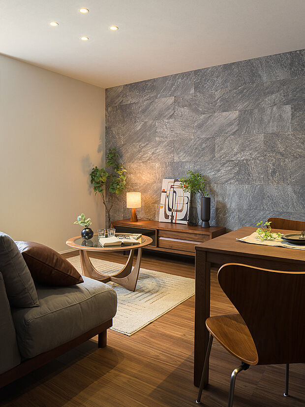 【LDK/約15.0帖】
LDKは約15.0帖、家具を配置してもゆとりのある広さです。2階リビングのため、外からの視線が気にならずに、ゆったりと家族団らんのひと時を過ごせます。