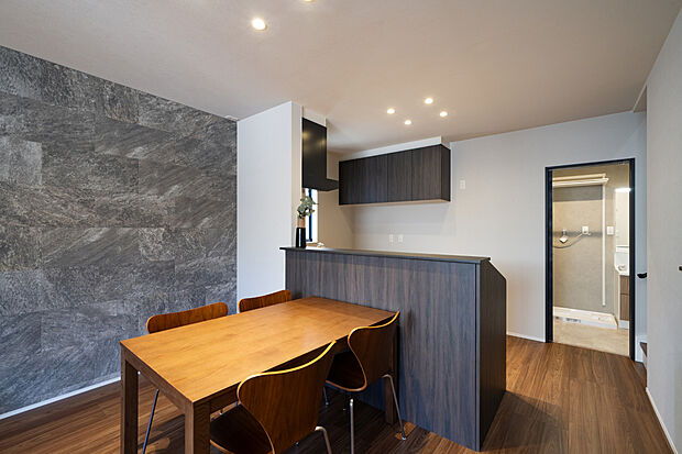 【LDK/約15.0帖】
キッチン・洗面室・浴室が近く、家事動線に配慮した間取りです。キッチンは対面式のため、リビング・ダイニングにいるご家族の様子がよく見えます。