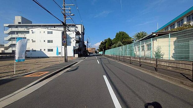 【前面道路を含む現地写真】
前面道路は幅員約8.0m～約11.0mとゆとりがあり、車の入出庫もスムーズに行えます。歩道もあり、徒歩でもより安全に通行できるのが嬉しいポイント。ぜひ現地をご見学ください。
