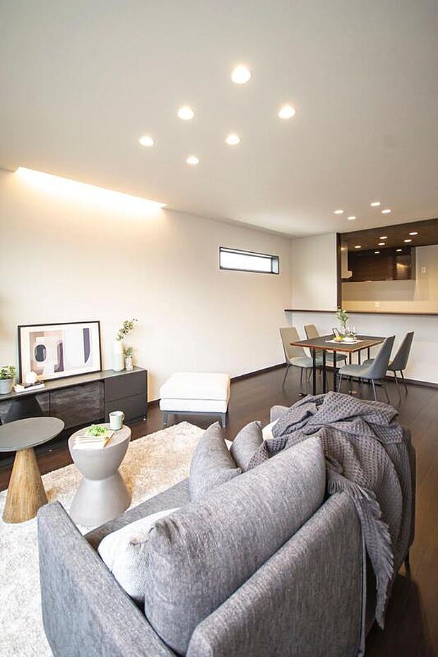 【本分譲地に建築可能な建物プラン例】
ダークカラーのフローリングにマットなグレーのクロスを組み合わせることで統一感を大切にしたコーディネートに。《分譲地外:建物面積99.63m2、建物価格1702万》