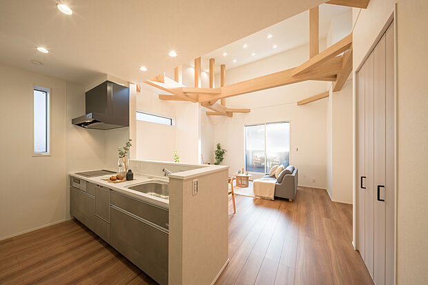 【LDK/1号地コンセプトハウス】
リビングをすっきりと見渡せる対面式キッチン。ご家族との会話を楽しみながら家事ができます。2階には水回りを集約。家事・生活動線も良好な間取りです◎