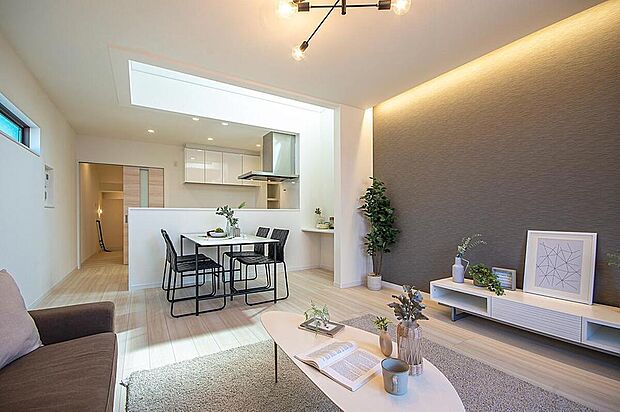 【本分譲地に建築可能な建物プラン例】
ホワイト×ブラウンの落ち着いたカラーでコーディネートした空間。ダイニング上部には吹抜を設けています。《分譲地外:建物面積108.53m2、建物価格1854万円》