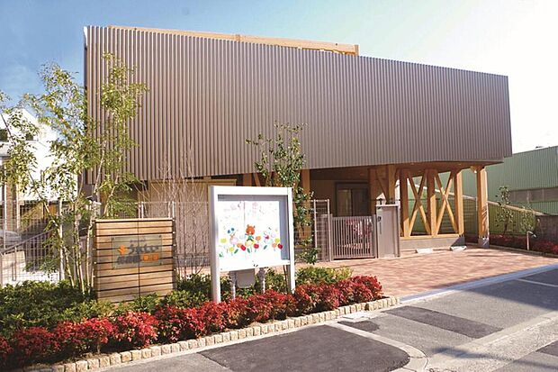 【うれしい保育園 東三国】
徒歩3分(約220m)。乳児は生活面を重視した緩やかな担当制や、グループ活動が取り入れられています。幼児はみらいスターズ(MS)プログラムが毎日実施されています。