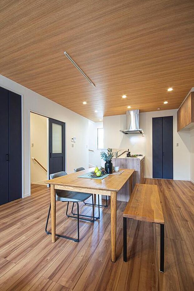 【本分譲地に建築可能な建物プラン例】
キッチンとダイニングを横並びにすることで、空間に奥行きが出て広がりを感じられます。《分譲地外:建物面積101.85m2、建物価格1740万円》