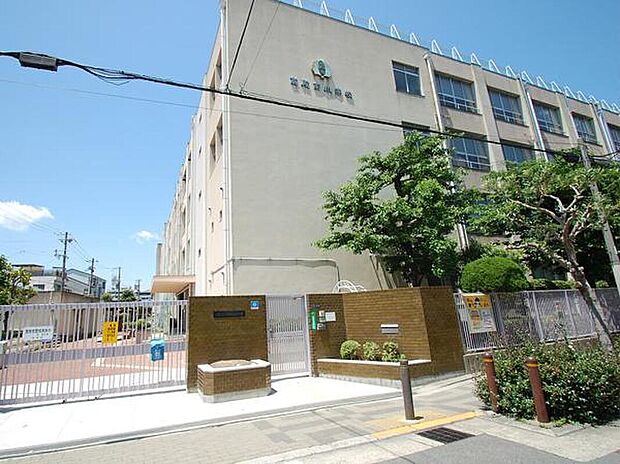 【高殿南小学校】
徒歩2分。教育目標は「人権尊重の精神に徹し、情緒豊かな実践力のある児童の育成を推進する」です。HPにて、行事予定や学校生活の様子などを閲覧できます。