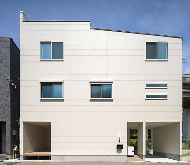【2号地・外観写真】
白い外壁が青空に映える、「3LDK」コンセプトハウスが誕生◎おうち時間が充実するインナーテラスやルーフバルコニー付きの住まいです。1台分のインナーガレージ付き(車種による)。