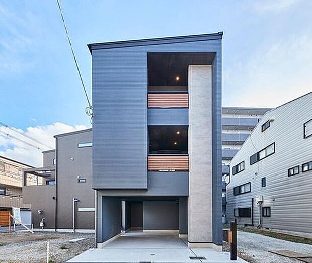 【本分譲地に建築可能な建物プラン例】
ブルーグレーの外壁にコンクリート調の柱を合わせ、木目の横格子をプラス。センスが際立つ佇まいです。《分譲地外:建物面積102.86m2、建物価格1847万円》