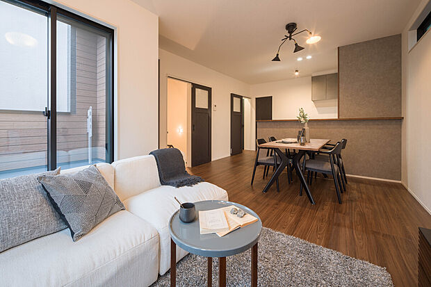 【LDK】
陽当り・通風・プライバシーにも配慮した2階LDKは約17.9帖。大きな家具も配置しやすく、ご家族でゆったりと寛げる広さです。2階に水回りを集約しており、家事動線が良好な間取りです◎