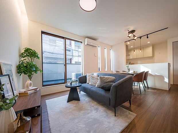 【LDK/約14.7帖】
明るい色味のクロスにフローリングの木目が映える、ナチュラルな内装です。幅広いテイストのインテリアと調和し、自由にお部屋作りを楽しめます。