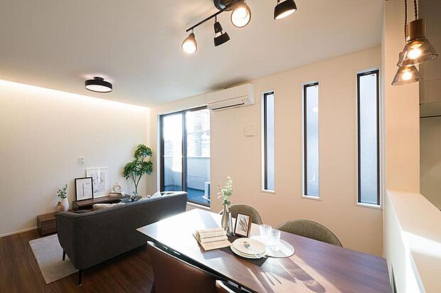 【LDK/約14.7帖】
バルコニーから陽光が差し込む、明るいLDK。ソファやダイニングセットなど、大きめの家具を配置してもゆとりのある広さ。ご家族団らんのひとときを、ゆったりと過ごすことができます。