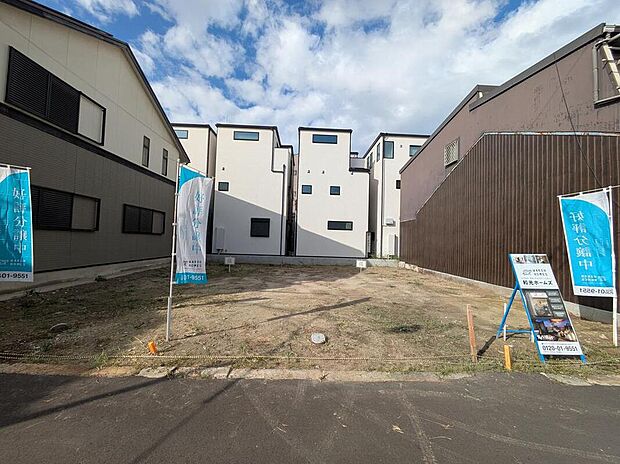 【現地写真】
南道路に面する陽当りの良い立地に全2区画の分譲地が誕生!阪急「十三」駅まで徒歩11分の利便性の高いロケーションです。「大阪梅田」駅まで1駅で、通勤通学やお出かけに便利です。