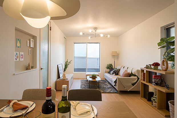 【LDK/3号地】
寛ぎスペースのリビングと、食事スペースのダイニングを区分けして家具を配置できる奥行きのあるレイアウトです。出入口横には、ディスプレイを楽しめる造作ニッチを施しました。