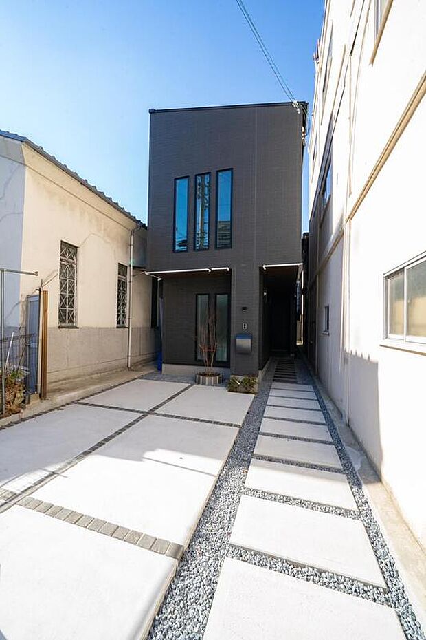 【本分譲地に建築可能な建物プラン例】
モノトーンなカラーリングで大人な印象に仕上げた外観。狭小地ではあるものの、ガレージの広さは十分に確保。《分譲地外:建物面積104.89m2、建物価格1884万円》