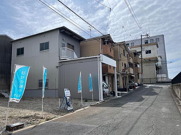 【前面道路を含む現地写真】
周辺は、住宅が建ち並ぶ落ち着いた住環境。大阪城公園まで自転車で10分と、歴史ある街並みも魅力です。周辺環境もあわせて、ぜひご見学ください。