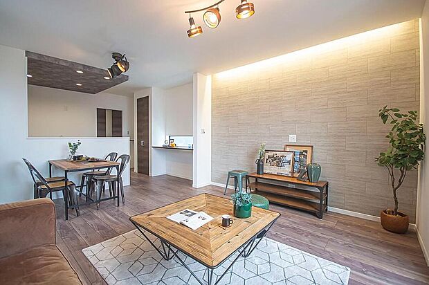 【本分譲地に建築可能な建物プラン例】
グレイッシュカラーのクロスで穏やかな印象に仕上げました。TVを壁付けできるよう、下地補強をしています。《分譲地外:建物面積95.78m2、建物価格1720万円》