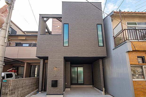 【本分譲地に建築可能な建物プラン例】
2階の外部吹抜けが目を引く外観。玄関前に壁を設けることで、家の中が見えにくくなるよう考慮しています。《分譲地外:建物面積111.16m2、建物価格2294万円》
