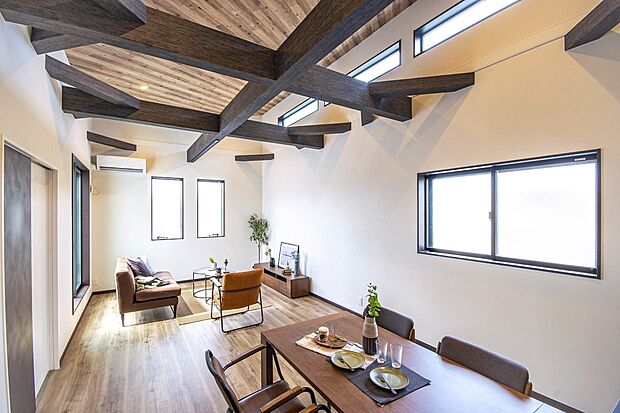 【本分譲地に建築可能な建物プラン例】
2面彩光かつ大小様々な窓から陽光が差し込む明るさ溢れるリビングです。《分譲地外:建物面積105.30m2、建物価格2189万円》