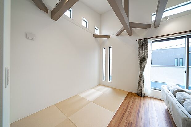 【本分譲地に建築可能な建物プラン例】
子どもたちの遊び場やくつろぎ空間にもなるタタミコーナー。ナチュラルなカラーリングで優しい雰囲気です。《分譲地外:建物面積90.72m2、建物価格1969万円》