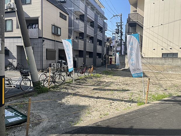 【現地写真】
両面道路の開放的な立地です。コンビニまで徒歩1分をはじめ、周辺には買物施設が点在しています。病院や公園も徒歩圏内に揃い、幅広い世代に暮らしやすい住環境です。