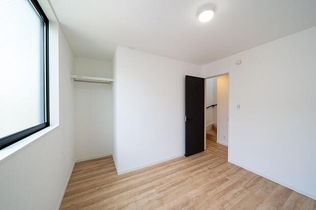 【本分譲地に建築可能な建物プラン例】
3階の洋室2部屋はオープンクローゼットを採用。空間を広く感じられるほか、湿気対策にも期待ができます。《分譲地外:建物面積93.47m2、建物価格1985万円》