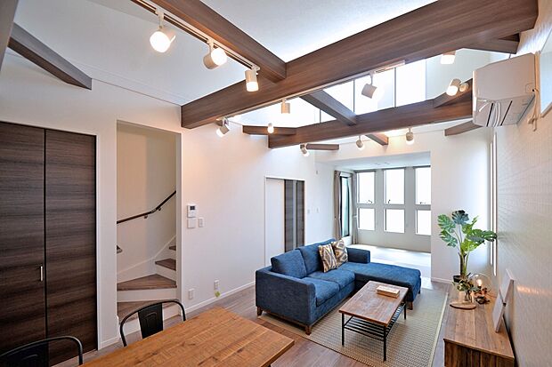 【本分譲地に建築可能な建物プラン例】
リビング階段を採用することで、家族と顔を合わせる機会が自然と増えます。隣接した畳スペースと一体利用可。《分譲地外:建物面積106.92m2、建物価格2218万円》