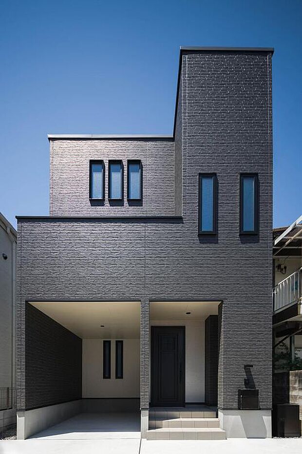 【本分譲地に建築可能な建物プラン例】
ブラック×ホワイトの外壁がスタイリッシュな佇まい。雨でも濡れずに乗り降りできるガレージも便利です。《分譲地外:建物面積98.82m2、建物価格2072万円》