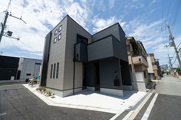 【【本分譲地に建築可能な建物プラン例】】ダークカラーをメインとした洗練された外観。駐車スペースは、直射日光や雨が当たりにくいガレージを採用しています。《分譲地外:建物面積94.77m2、建物価格1999万円》