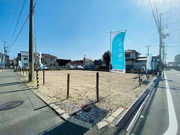 【【現地土地写真】】開放的な角地を含む、1～5号地の写真です。1～3号地は奥行のある敷地形状で、プライバシー性の高い住まいを建築可能です。