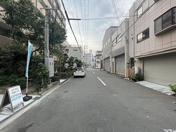 【【前面道路を含む現地写真】】西側前面道路は幅員約8.0mとゆとりがあり、車の入出庫もスムーズに行えそうです。保育園、小学校、公園が徒歩5分圏内に揃う、安心の子育て環境が整っています。