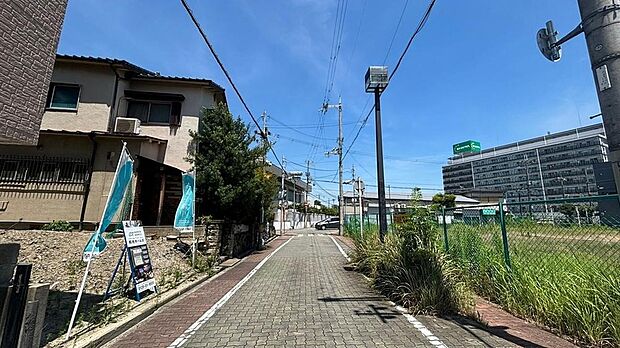 【前面道路含む現地写真】JR東西線「加島」駅まで徒歩7分。教育施設が徒歩10分圏内に揃い、通学に便利な立地。さらに公園まで徒歩2分と、子育て中のご家族にも暮らしやすい環境です。